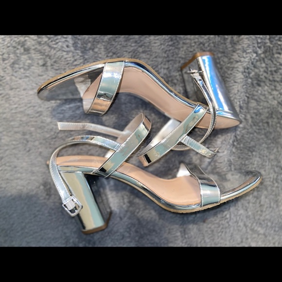 Silver heels - Picture 3 of 3